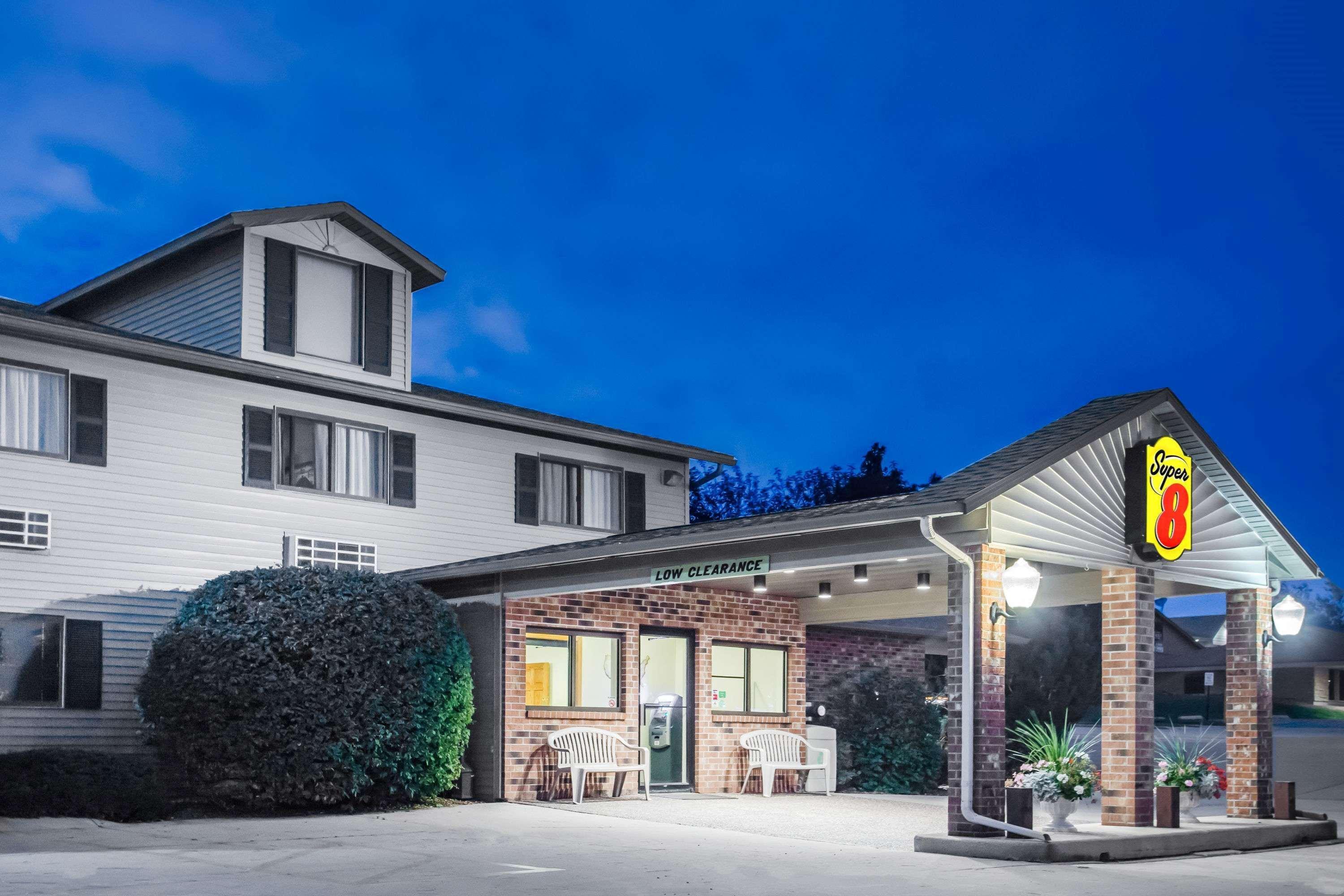 Super 8 By Wyndham Monroe Wi Otel Dış mekan fotoğraf